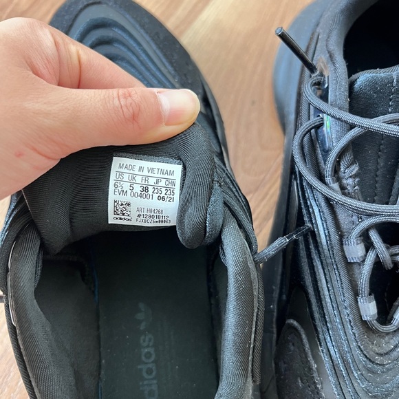 Adidas Ozelia shoes - Picture 3 of 4